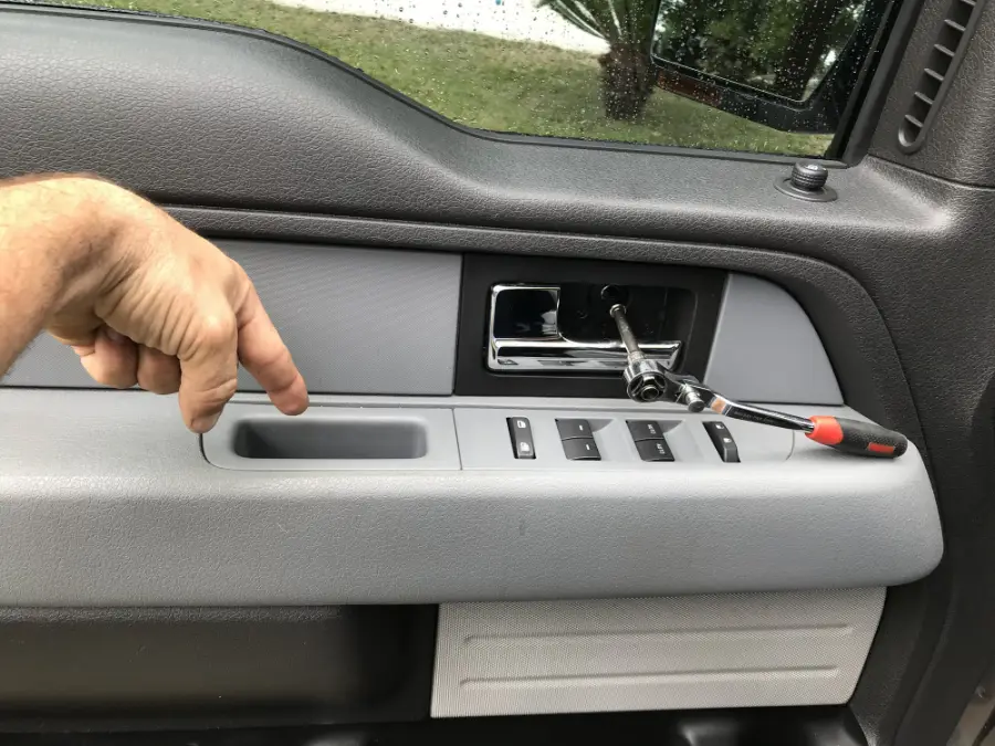 how to turn on off puddle lights on f150